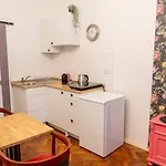 Cozy By Charles Square