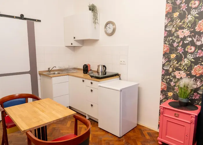 Cozy By Charles Square